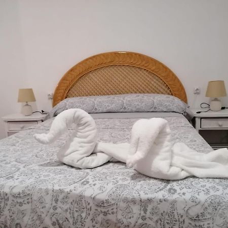 Habitacion Matrimonial En Un Bajo Bano Compartido Areas Compartidas Abades  ภายนอก รูปภาพ
